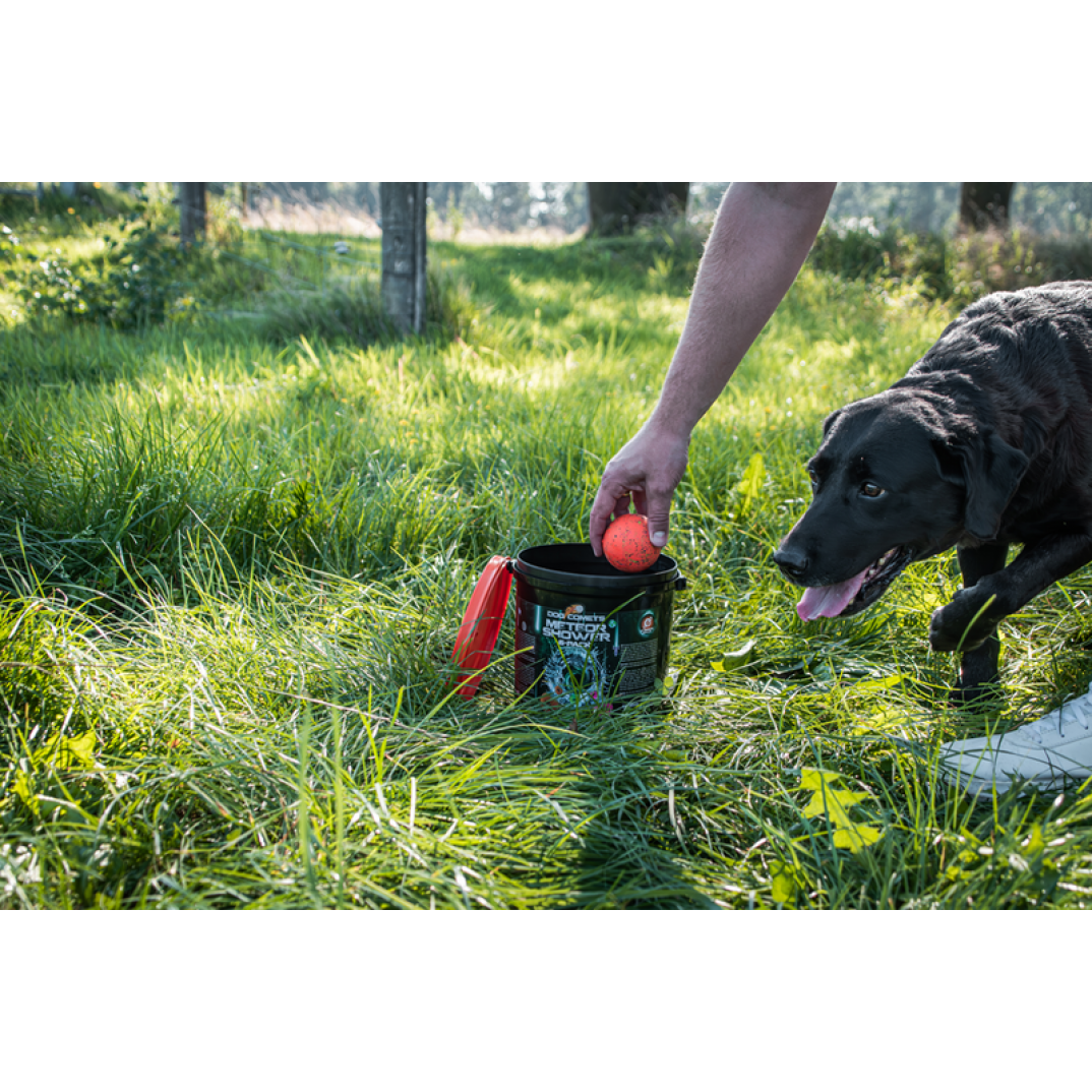 Dog Comets Meteor Shower (Emmer met 6 M Stardust ballen)
